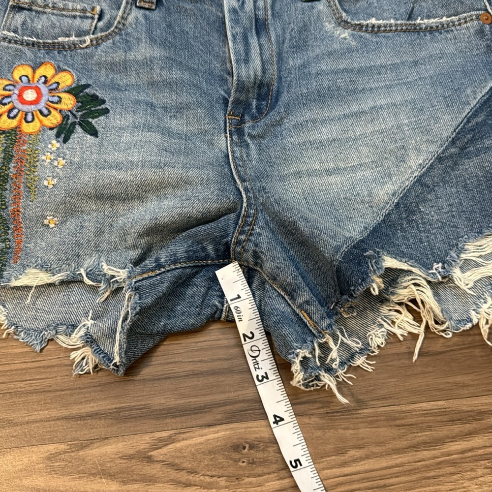 Blank NYC Embroidered Multicolored Floral The Barrow Blue Denim Zip Up Shorts 26 - Picture 11 of 15